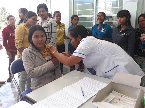 Cô đỡ Ka Tơr Thị Nính tận tụy vì cộng đồng