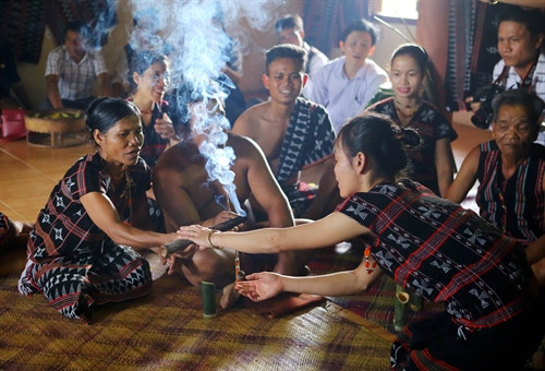 Lễ mừng nhà mới của đồng bào dân tộc Tà Ôi