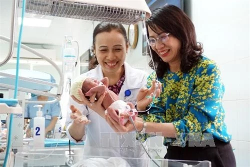 Thành phố Hồ Chí Minh khen thưởng ê kíp bác sĩ cứu sống hai bệnh nhi mắc bệnh tim bẩm sinh phức tạp