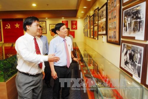 Chủ tịch UBND Thành phố Hồ Chí Minh đến thăm và chúc mừng Cơ quan Thông tấn xã Việt Nam khu vực phía Nam