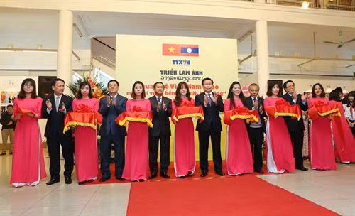 Triển lãm ảnh “Quan hệ Việt Nam – Lào mãi mãi vững bền hơn núi, hơn sông”