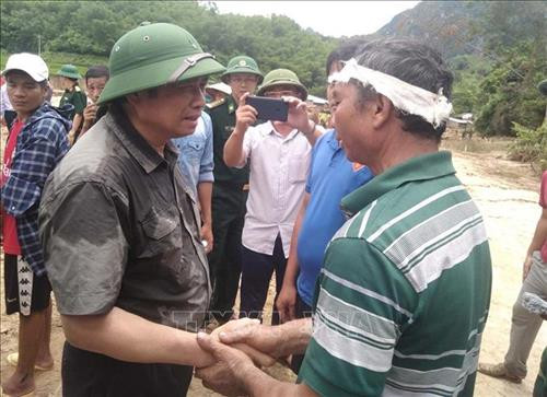 Đồng chí Phạm Minh Chính thăm hỏi, động viên người dân bản Sa Ná bị thiệt hại do lũ lụt
