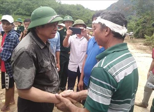 Đồng chí Phạm Minh Chính thăm hỏi, động viên người dân bản Sa Ná bị thiệt hại do lũ lụt