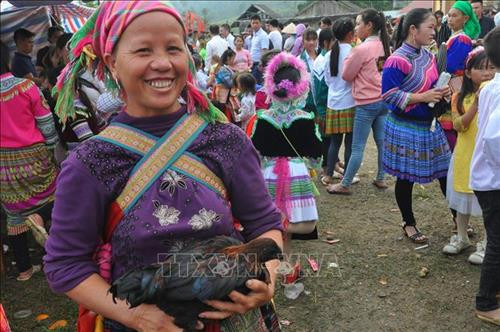 Nhộn nhịp chợ quê của người Mông xã Nà Hẩu