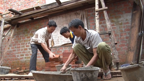 Đồng bào Đăk Pek giúp nhau xây nhà