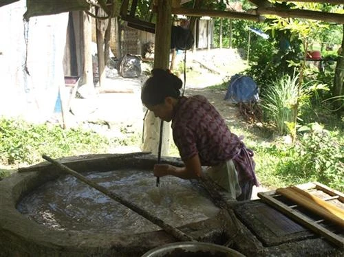 Lũng Quang gìn giữ nghề làm giấy bản