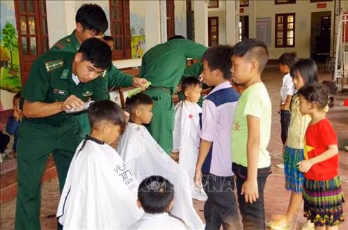 Bộ đội Biên phòng Pa Tần gắn kết biên cương với học đường