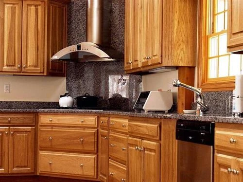 Tủ bếp gỗ sạch bong như mới chỉ với vài mẹo đơn giản đến bất ngờ