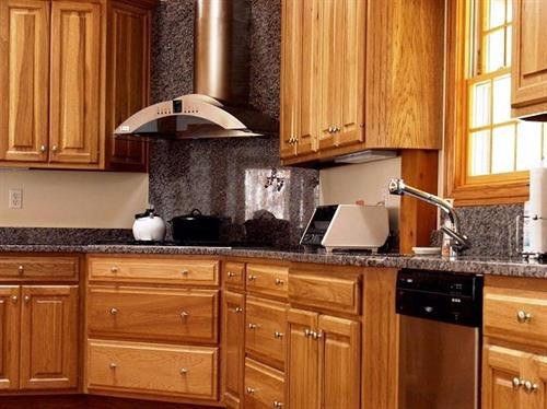 Tủ bếp gỗ sạch bong như mới chỉ với vài mẹo đơn giản đến bất ngờ