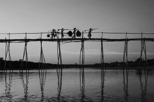 Mẹ về nón lá nghiêng che