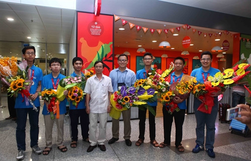 Bộ Giáo dục và Đào tạo đón đoàn học sinh tham dự kỳ thi Olympic Toán quốc tế 2016
