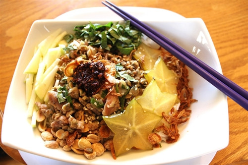 Thưởng thức cơm hến bình dân ở cố đô Huế