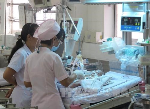 Tăng giá dịch vụ y tế: Người nghèo, người có thẻ bảo hiểm được lợi
