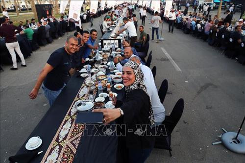 Người dân Ai Cập hứng khởi bên bàn tiệc Iftar dài nhất thế giới