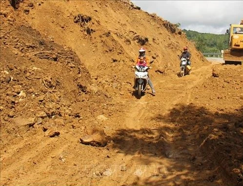 Quảng Ngãi khắc phục xong điểm sạt lở cô lập hơn 400 hộ dân