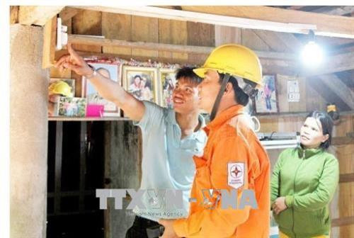 Đồng bào Hre xã Ba Tô vui mừng vì xuân đầu tiên có điện