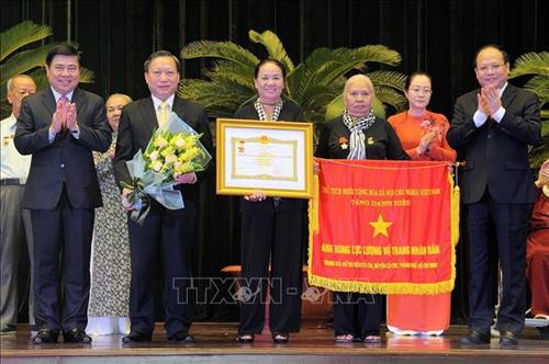 "Hoa đất thép" giữa đời thường