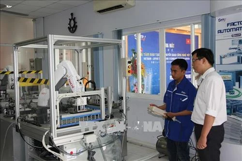 Lần đầu tiên ra mắt sân chơi Robot kết nối doanh nghiệp với sinh viên