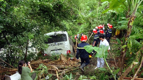 Bắc Kạn: Xe khách lao xuống vực, 9 người bị thương nặng