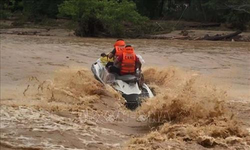Đã tiếp cận được bản Sa Ná, huyện Quan Sơn, Thanh Hóa sau nhiều giờ bị lũ lớn cô lập