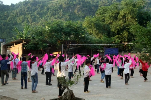 Thầy, cô xuống bản tìm học sinh ra lớp