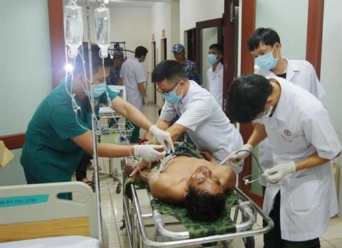 Huyện đảo Trường Sa tiếp nhận và cấp cứu 3 ngư dân bị thương vì nổ bình gas trên tàu