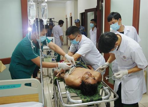 Huyện đảo Trường Sa tiếp nhận và cấp cứu 3 ngư dân bị thương vì nổ bình gas trên tàu