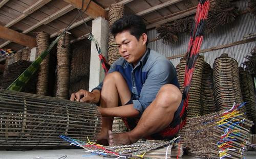 Nghề đan lợp cua phục vụ mùa lũ cho thu nhập khá