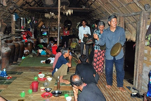 Lễ mừng lúa sinh trưởng của người Châu Mạ