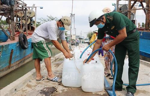 Bộ đội Biên phòng chung tay chia sẻ khó khăn với người dân vùng hạn mặn