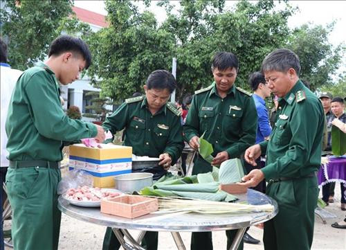 Xuân biên cương ấm tình quân dân ở xã Ia Đal