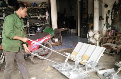 Người nông dân sáng chế máy cấy không động cơ
