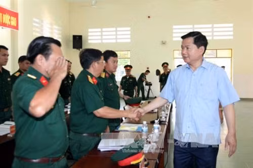 Bí thư Thành ủy Đinh La Thăng thăm, làm việc tại các đơn vị trực thuộc Bộ Tư lệnh Thành phố Hồ Chí Minh