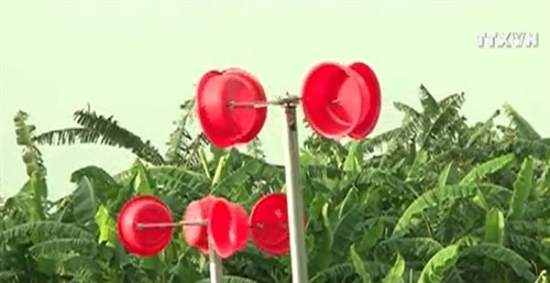 Làng chài sông Hồng sáng đèn nhờ điện gió "chậu nhựa"
