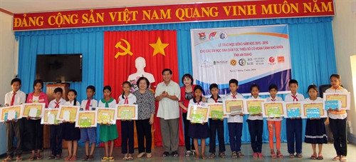 Hỗ trợ học sinh dân tộc thiểu số có hoàn cảnh khó khăn