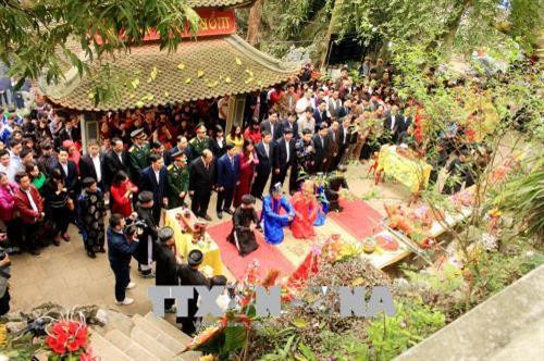 Đầu xuân trẩy hội đền Đuổm