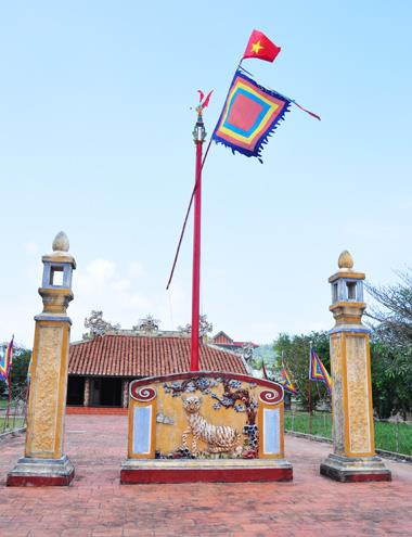 Người dân Lý Sơn dựng cây nêu đón Tết
