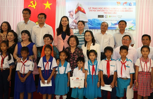 Trao học bổng Vừ A Dính và học bổng “Vì Hoàng Sa – Trường Sa thân yêu” cho học sinh Bạc Liêu