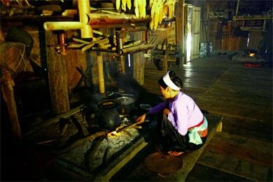 Bếp lửa - linh hồn trong ngôi nhà sàn của người Mường Hòa Bình