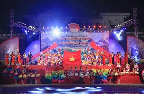 Người Mông ở Điện Biên nô nức xuống phố vui Tết Độc lập
