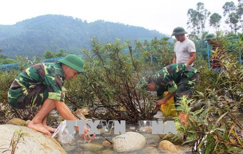Nhân dân biên giới Việt - Trung phối hợp vệ sinh môi trường dọc tuyến sông biên giới