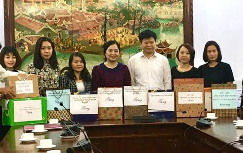 Phát động tặng sách cho đồng bào dân tộc thiểu số và học sinh tỉnh Hòa Bình