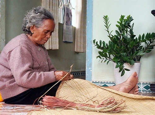Người giữ nghề đan chiếu cói ở Di Linh