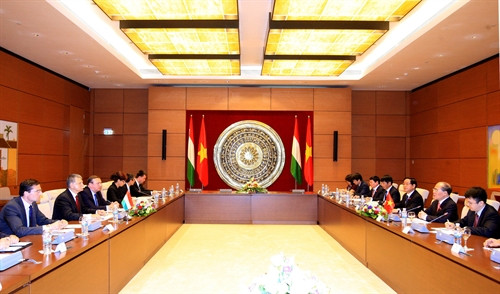 Chủ tịch Quốc hội Nguyễn Sinh Hùng đón, hội đàm với Chủ tịch Quốc hội Hungary