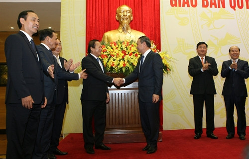 Bộ Thông tin và Truyền thông trao tặng Bộ Giao thông vận tải bức tượng đồng chân dung Bác Hồ và bộ tem mẫu mới về chủ quyền, hải đảo