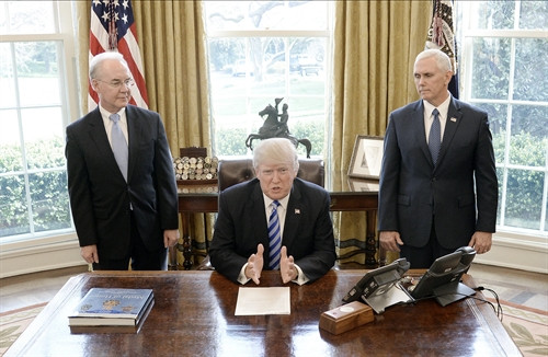 Tổng thống Mỹ Donald Trump thất bại trong nỗ lực thay thế "Obamacare"