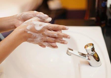 Dịch COVID -19: Bộ Y tế khuyến cáo việc cần làm khi bị sốt, ho, đau họng, khó thở