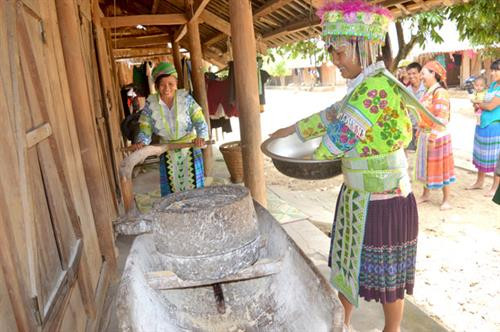 Cối xay bằng đá của người Mông Nà Mộ