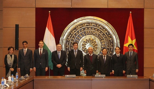 Phó Chủ tịch Quốc hội Uông Chu Lưu hội đàm với Phó Chủ tịch Quốc hội Hungary