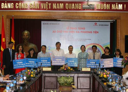Tặng ô tô thư viện lưu động đa phương tiện cho người dân vùng đặc biệt khó khăn